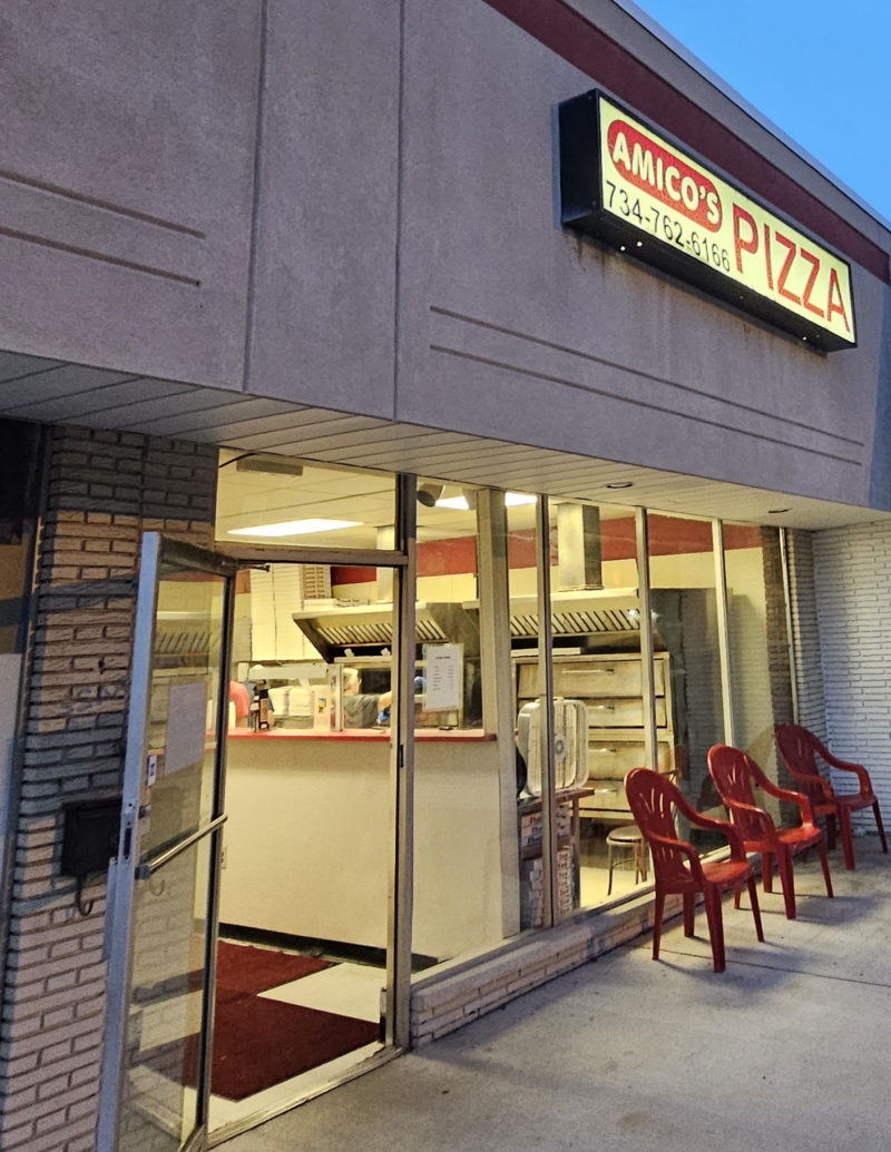 Amico's Pizzeria in Livonia